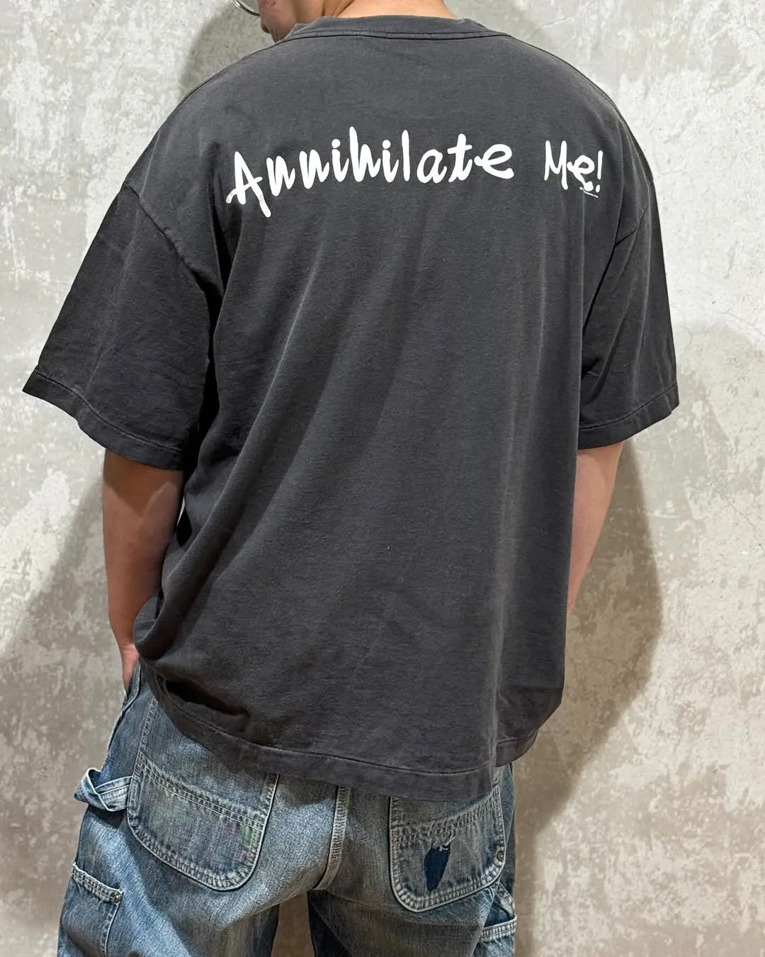 SAINT MXXXXXX SAINT SS TEE/BLK Green SAINT BOX LOGO short sleeves Washed black S-XL Look for cylindrical fabrics without side seams. Don’t buy open ones anymore. It’s boring. Assute garments are dyed. The whole piece is sprayed with horse-hair spray. Then spray it again to fade. The collar and cuffs are frayed. Many places are damaged. Authentic grade printing is restored. Accessories are complete. With little angel anti-counterfeiting label.